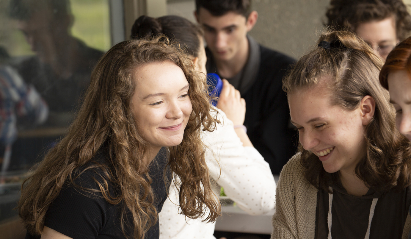 Students enjoy lunch